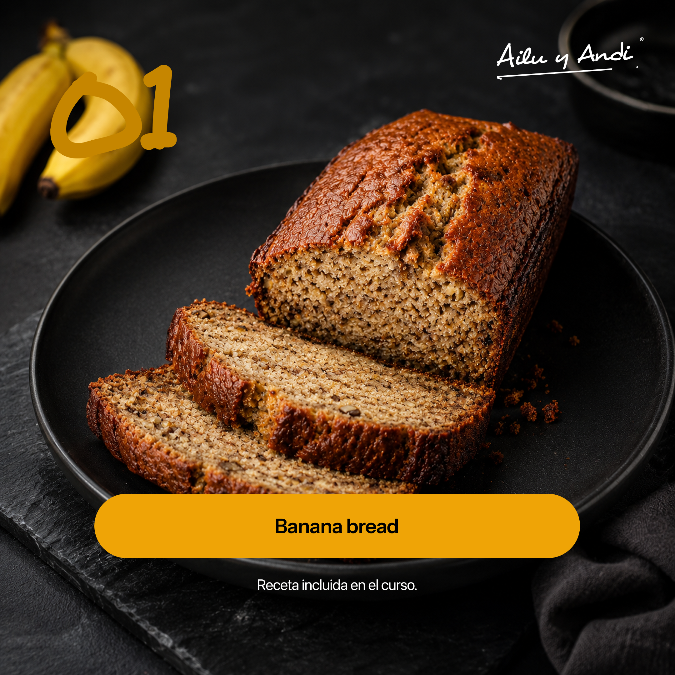 Exquisito budín de banana dorado con rebanadas en plato negro. Receta de Ailu y Andi, curso 'Cociná una vez'.